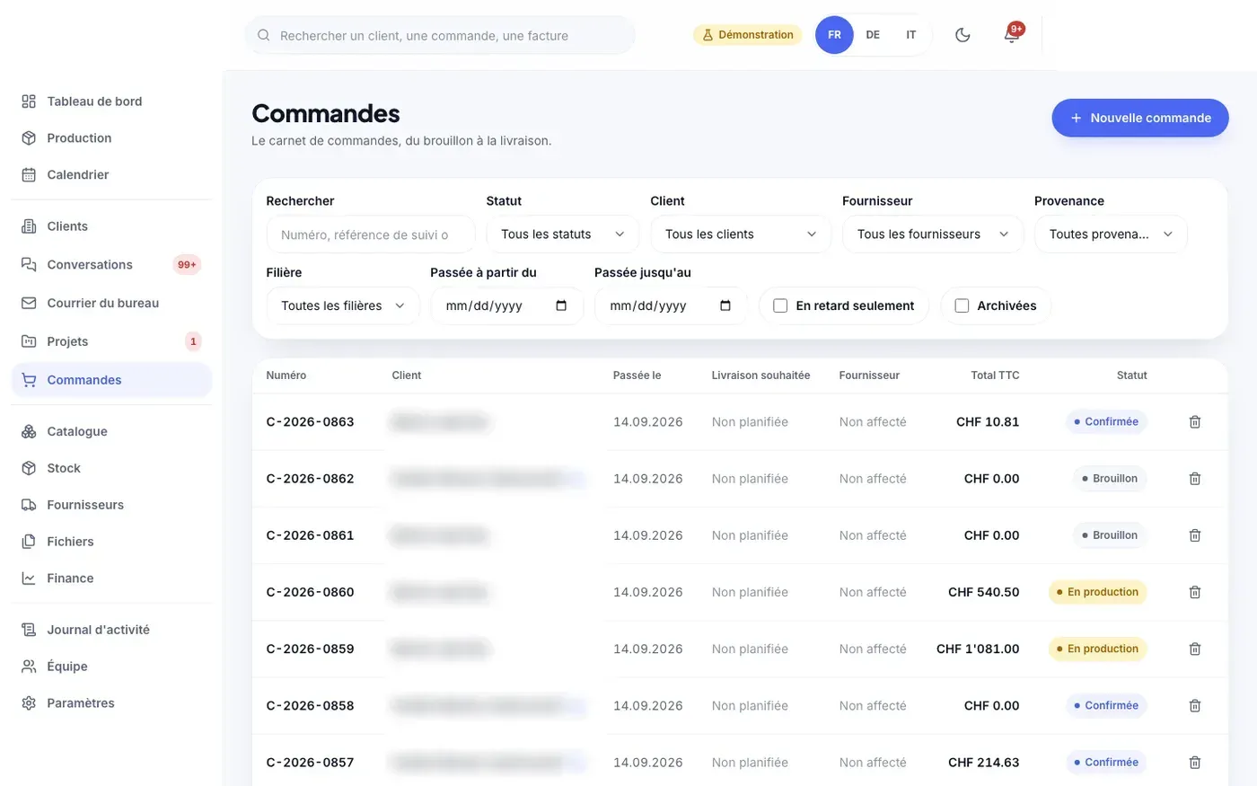 Portail client et CRM : carnet de commandes (univers de démonstration, noms de clients floutés)