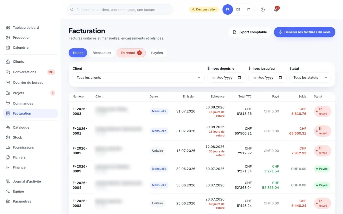 Portail client et CRM : facturation et relances (univers de démonstration, noms de clients floutés)